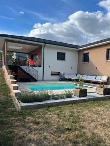 Bazén v ubytování Superbe maison au calme nebo v jeho okolí
