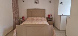 a bedroom with a bed in a room at Chambre les orchidées in Montournais