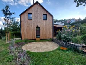 Κήπος έξω από το Chalet Víchová se saunou