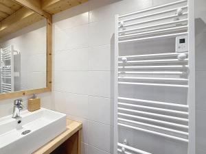 a bathroom with a sink and a mirror at Le Chaberton - Les Tanières de Montgenèvre - Appartement 6 à 8 personnes front de neige in Montgenèvre +21 photos