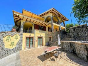 Balkón nebo terasa v ubytování Charming villa in Umbria - sleeps 16 - lake view - Pool, jacuzzi and events room