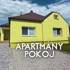 ポドハイスカにあるApartmány POKOJの目の前の黄色い家