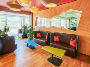 ein Wohnzimmer mit zwei Sofas und einem Tisch in der Unterkunft B&B Hotel Aschaffenburg in Aschaffenburg