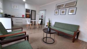 una sala de estar con un sofá y una mesa en Benguella Breeze, en Swakopmund