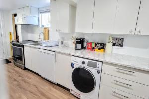 Кухня или мини-кухня в SJ West Travel Apartment
