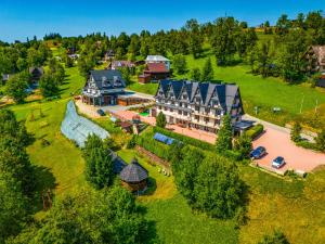 una vista aerea di una grande tenuta con una grande casa di Stasikowa Ostoja a Bukowina Tatrzańska