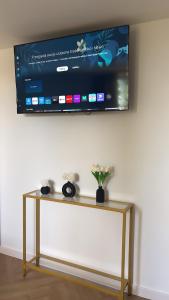 a flat screen tv hanging on a wall at Apartament u Dyncyka in Krajno Pierwsze