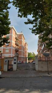 un edificio con una puerta delante de un aparcamiento en Casa di Lety Holiday House, en Civitavecchia