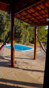 pusty basen z dwoma hamakami w obiekcie Sítio com piscina, lago e quadra - perto de São Thome das Letras w mieście Três Corações