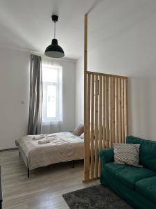 une chambre avec un lit et un canapé vert dans l'établissement Dolce Vita Budapest, à Budapest 57 autres photos