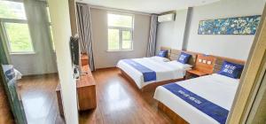 Una cama o camas en una habitación de Qingzhu Hotel Daimiao Branch