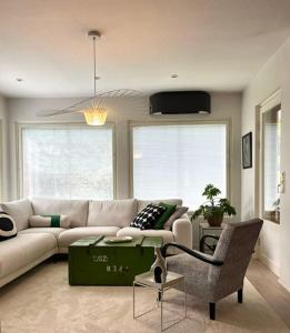 Posezení v ubytování Tunnelmallinen paritalo saunalla 6 hengelle