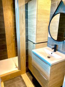 een badkamer met een wastafel en een douche bij Duplex industriel - Centre ville Parking privé WIFI in Angers