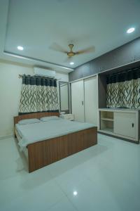 Voodi või voodid majutusasutuse 2BHK 101 in the heart of Hyd AIG, continental IKEA toas