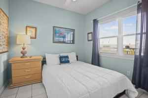 una camera da letto con un letto e una finestra di Baywatch F-3 a Villa Sabine Altre 15 foto