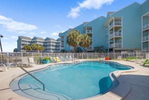 una piscina di fronte a un complesso di appartamenti di Baywatch F-3 a Villa Sabine