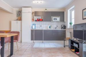 Kuchyň nebo kuchyňský kout v ubytování fewo1846 Strandresidenz Wassersleben - Fördeblick I - komfortables Studioapartment mit Balkon + 23 fotografií