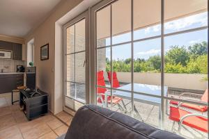 Posezení v ubytování fewo1846 Strandresidenz Wassersleben - Fördeblick I - komfortables Studioapartment mit Balkon