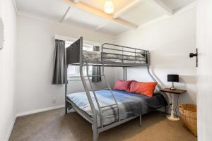 una camera da letto con un letto a castello in una stanza di Coastal Escape - Waihi Beach Holiday Home a Waihi Beach