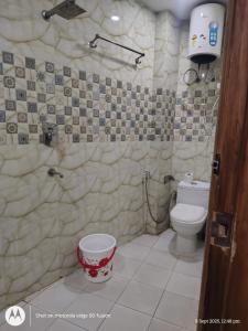 a bathroom with a toilet and a sink at Hotel Banke Bihari Stays in Vrindāvan