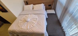 Cama en habitación pequeña con: en Alta Marine flat 304, en João Pessoa 27 fotos más