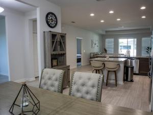 Posezení v ubytování Modern Home in Palm Bay + 10 fotografií