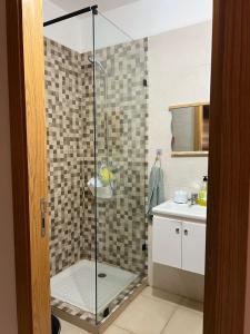 Un baño de New, quiet and comfortable