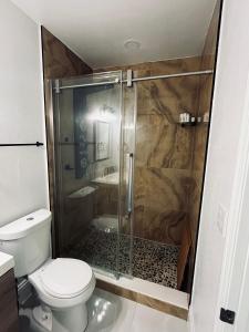 フォートマイヤーズにあるPerfect go awayのトイレとガラスのシャワー付きのバスルーム