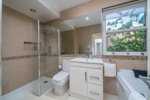 un bagno con wc, lavandino e doccia di Maida Vale Camille a Londra