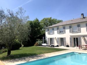 a house with a swimming pool in the yard at Les hauts de Merfy maison 5 chambres avec piscine 