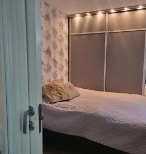 a bedroom with a bed with a headboard at Apartment close to Stockholm City in nature in Segeltorp