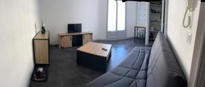 un salon avec un canapé et une table dans l'établissement Au calme Proche centre ville, jardin et commodités, à Bourges