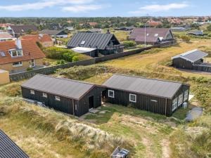 Holiday Home Carstina - 400m from the sea by Interhome في سكاغن: اطلالة جوية على منزل به لوحات شمسية