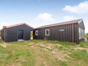 Holiday Home Carstina - 400m from the sea by Interhome في سكاغن: منزل أسود مع مرآب أسود