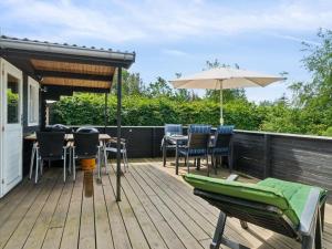 Store FugledeにあるHoliday Home Antonina - 225m from the sea by Interhomeのデッキ(テーブル、椅子、パラソル付) +23枚の写真
