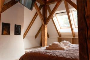 une chambre avec un lit avec des serviettes dessus dans l'établissement Castelului Boutique-Old Town-Free Private Parking, à Braşov