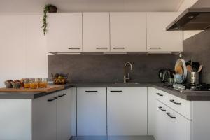 ヌンスペートにあるVlinder, verblijf in de bossenの白いキッチン(白いキャビネット、シンク付)