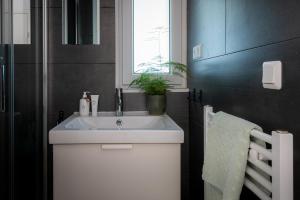 ヌンスペートにあるVlinder, verblijf in de bossenの白い洗面台と窓のあるバスルーム +1枚の写真