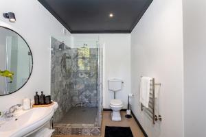Et badeværelse på Woodlands Cottage, Constantia + 37 billeder