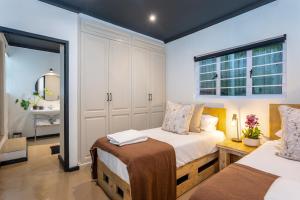 En eller flere senge i et værelse på Woodlands Cottage, Constantia