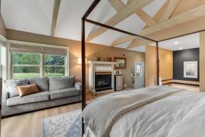 MendonにあるRed Clover Innのベッドとソファのある寝室 +99枚の写真