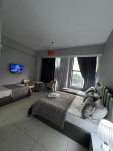 a bedroom with a large bed and a window at Grand Hotel Gjyshi in Qerrexhias
