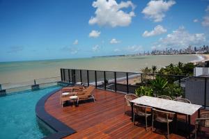 balcón con piscina y vistas a la playa en Alta Marine flat 304, en João Pessoa