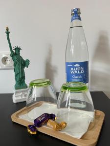a bottle of water on a cutting board with the statue of liberty at Pension in Delmenhorst in Delmenhorst