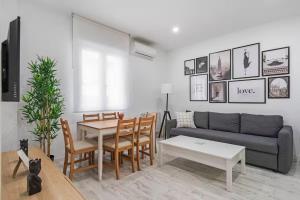 Χώρος καθιστικού στο Théo - appartement 5 personnes - checl in h24 - wifi +3 φωτογραφίες