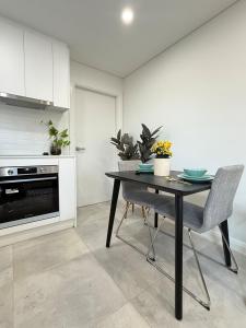 a kitchen with a table and chairs in a room at Fully equipped brand new built studio in Chipping Norton