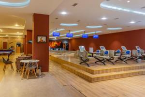 Un vestíbulo de un hotel con sillas y mesas. en Deluxe Park Qusar Resort & Spa Hotel, en Qusar