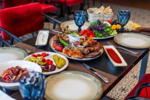 Una mesa con varios platos de comida encima. en Deluxe Park Qusar Resort & Spa Hotel, en Qusar