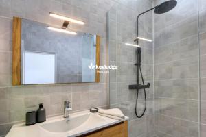 a bathroom with a shower and a sink at Mosala 4 - T3 pieds dans l'eau à Saint-Leu in Saint-Leu +14 photos
