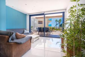 Ruang duduk di Perfect Ground Floor with Sea View